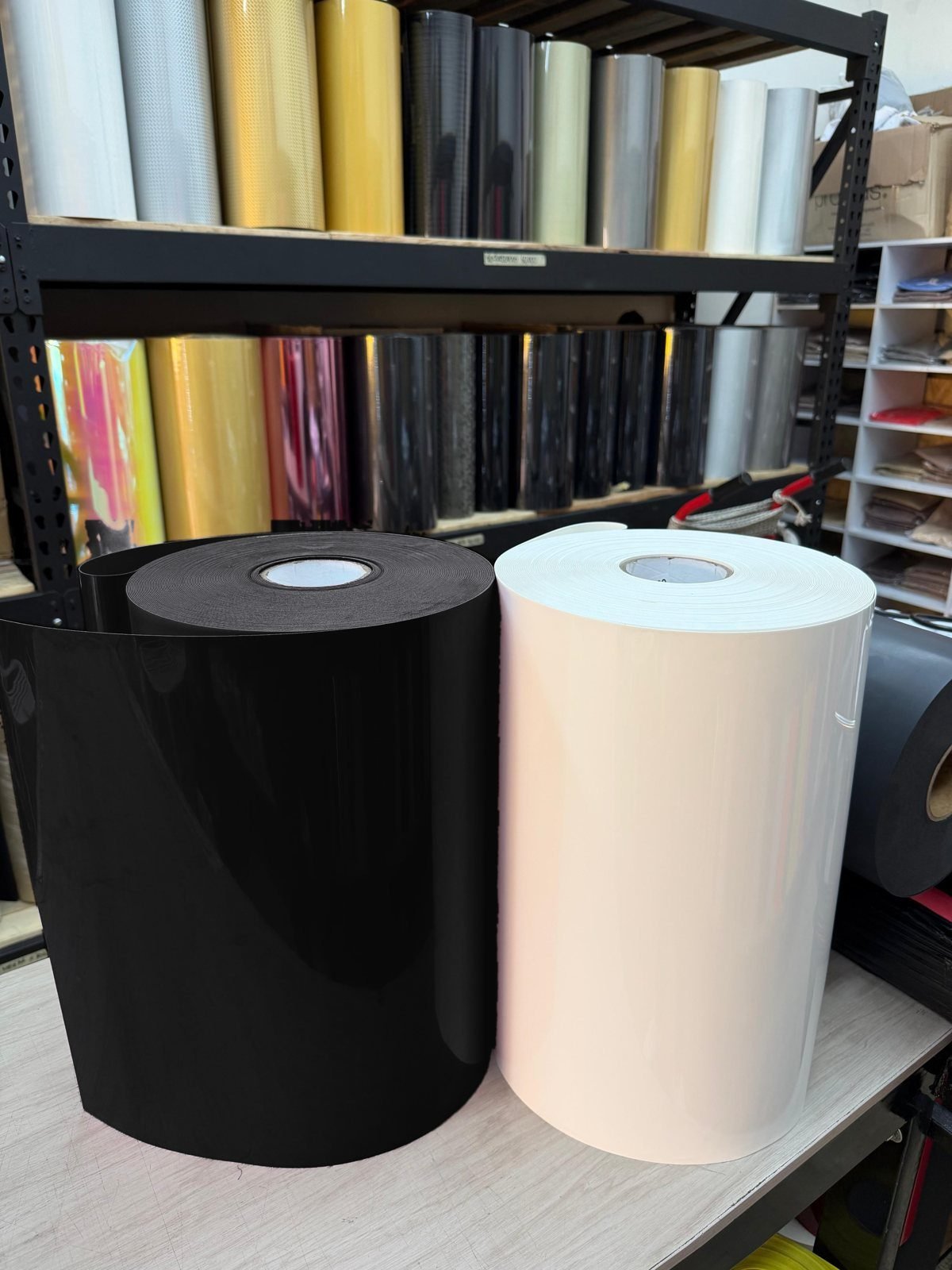 Rollos de vinilo textil de alta densidad en negro y blanco