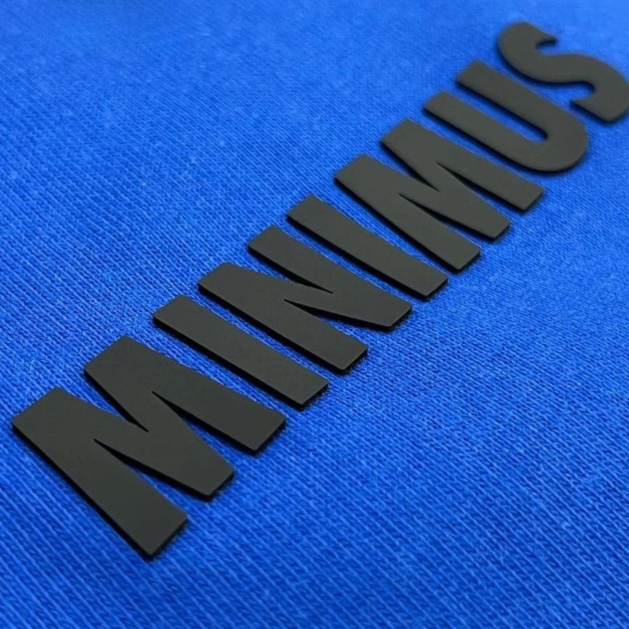 Letras negras en relieve sobre tela azul
