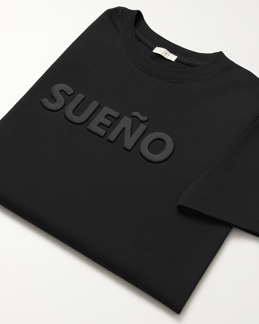 Letras negras en relieve sobre camiseta negra
